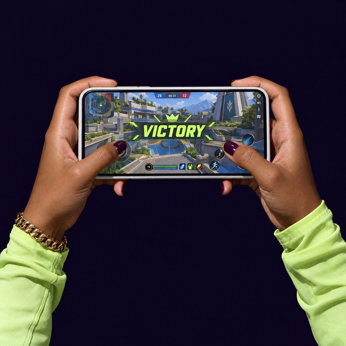 Two hands playing a mobile esports match on TodosGamers.